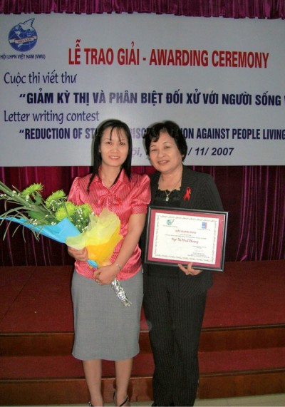 Chị Huệ tại lễ trao giải cuộc thi viết thư về việc giảm kỳ thị đối với người sống cùng HIV/AIDS