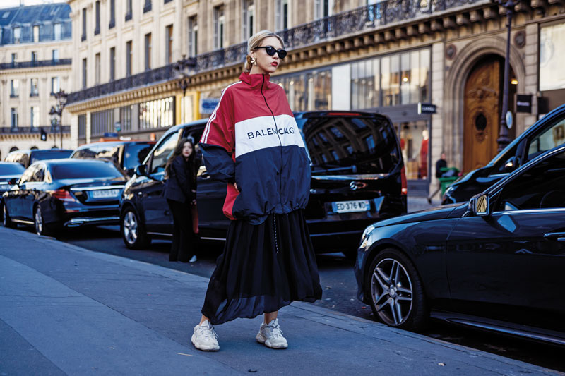 Chọn phom dáng casual cho đầm maxi và giày sneaker trơn màu, nàng fashionista hướng sự tập trung vào chiếc áo windbreaker siêu hot của Balenciaga.