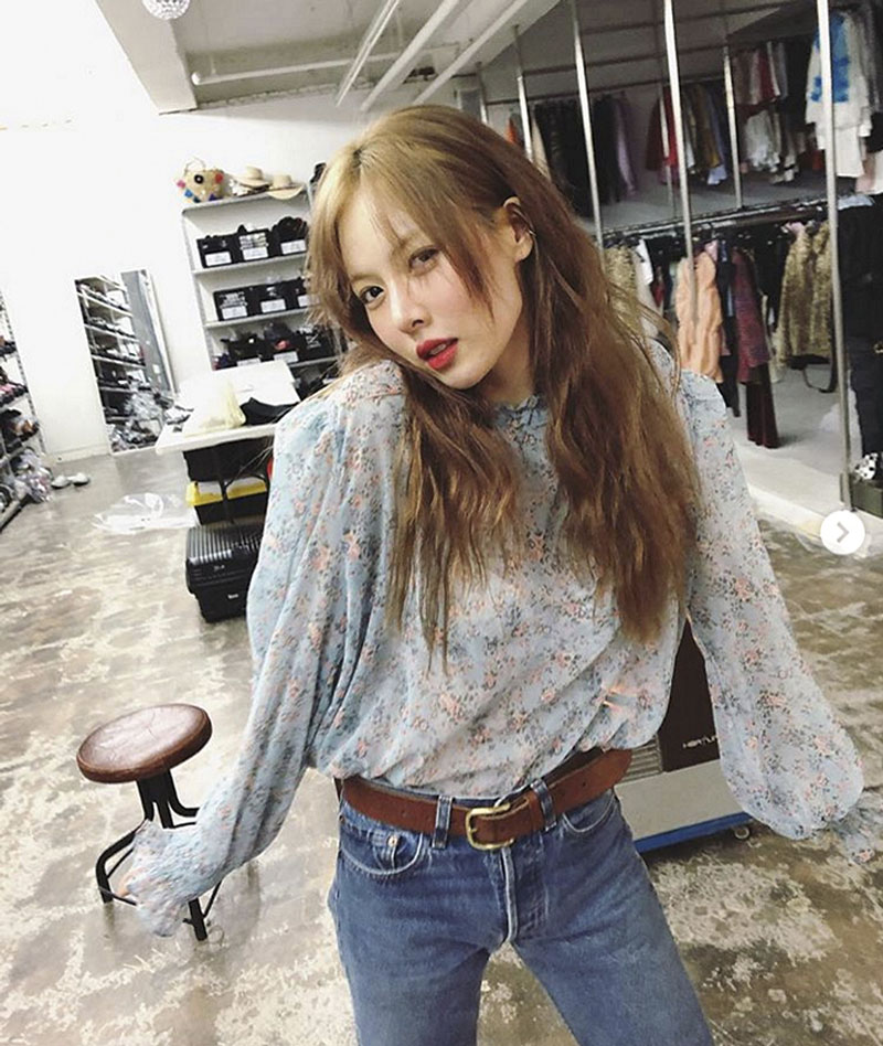 Nữ ca sỹ HyunA toát lên sự trẻ trung và thời thượng khi diện áo blouse chất liệu lụa mỏng in hoa nhỏ, phối cùng quần jeans và thắt lưng da buckle.