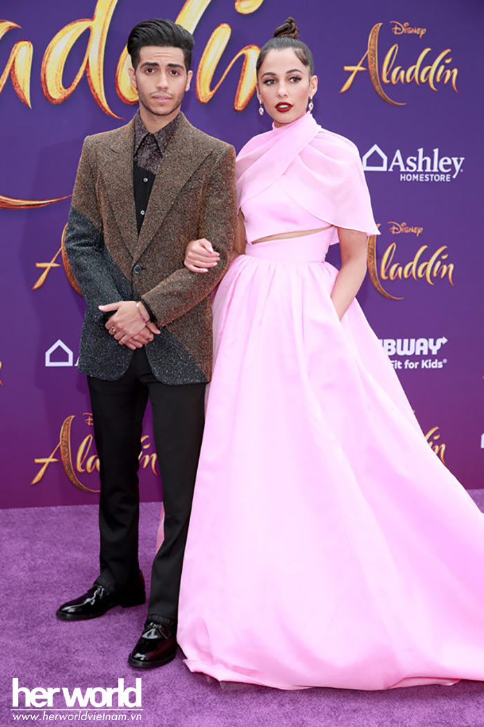 Naomi Scott cùng bạn diễn Mena Massoud trên thảm đỏ buổi công chiếu Aladdin tại Los Angeles. Cô mặc váy đầm Brandon Maxwell.