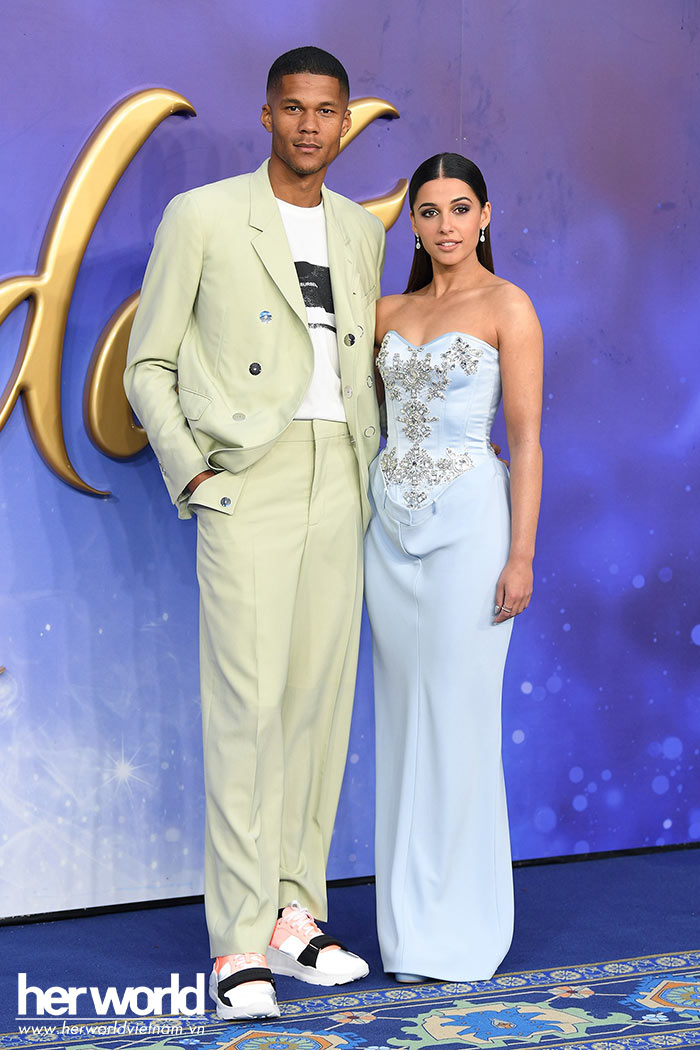 Naomi Scott và Jordan cùng diện trang phục Burberry tại gala công chiếu Aladdin ở London